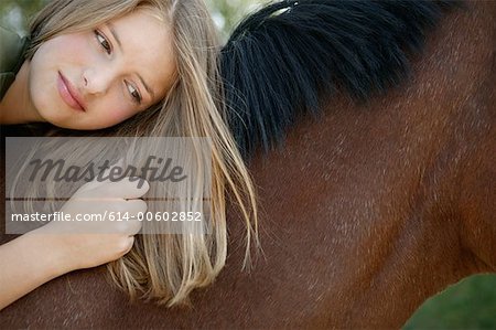 Jeune femme allongée sur son cheval