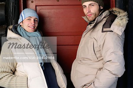 Zwei junge Männer durch eine rote Tür