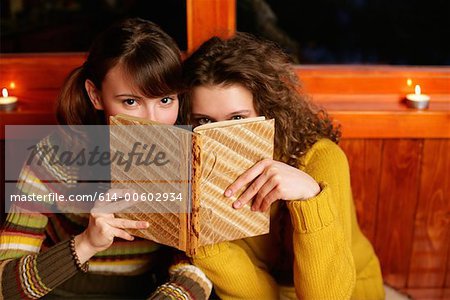 Deux femmes de la lecture d'un livre