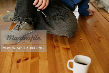 Homme assis avec une tasse de café