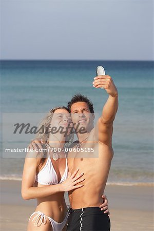 Couple de prendre des photos avec le téléphone appareil photo sur la plage de Karon, Phuket, Thaïlande