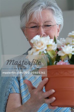 Femme regardant fleurs