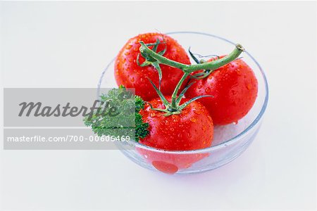 Stillleben mit Tomaten und Petersilie