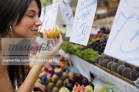 Femme Richard goyave au marché, Jardins, São Paulo, Brazil