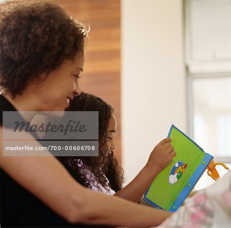 Mère et fille lecture livre ensemble