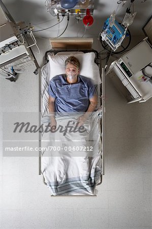 Homme dans son lit d'hôpital