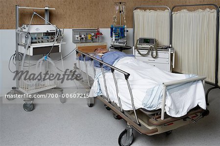 Homme dans son lit d'hôpital