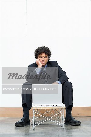 Homme d'affaires ayant des problèmes d'ordinateur