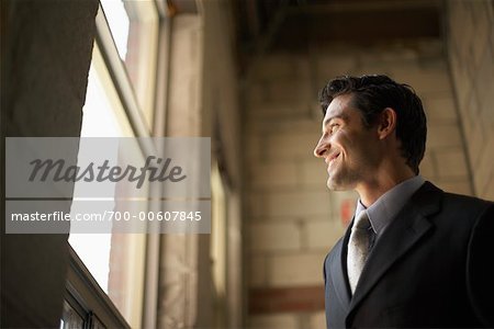 Geschäftsmann sucht Out Fenster