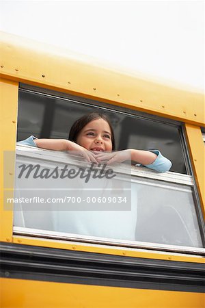 Fille sur les autobus scolaires