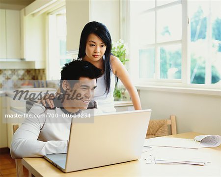 Couple à l'aide d'ordinateur portable