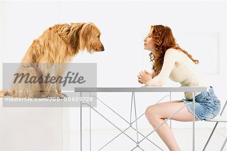 Chien et femme regardant les uns les autres