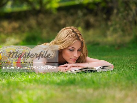Frau Lesung auf Gras
