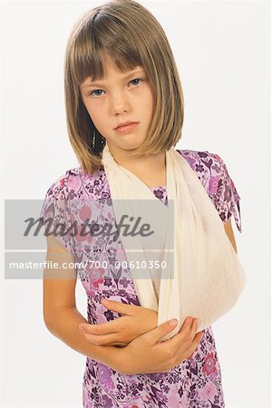 Porträt von Mädchen im Arm Sling