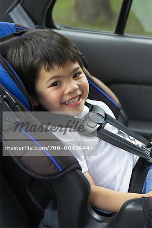 Portrait d'enfant dans le siège-auto