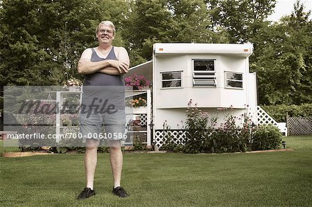 Portrait d'homme mûr en face de la remorque, Woodland Park, Sauble Beach, Ontario, Canada