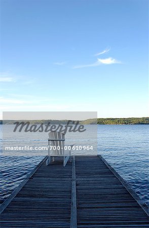 Chaise Adirondack sur le quai, lac Rosseau, Muskoka, Ontario