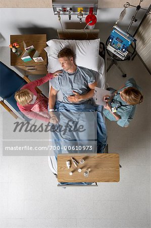 Homme dans son lit d'hôpital