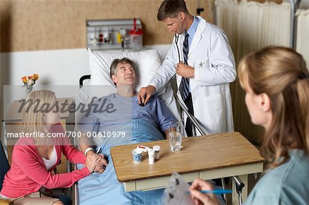 Médecin avec le Patient à l'hôpital