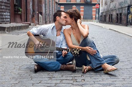 Couple s'embrassant dans la rue