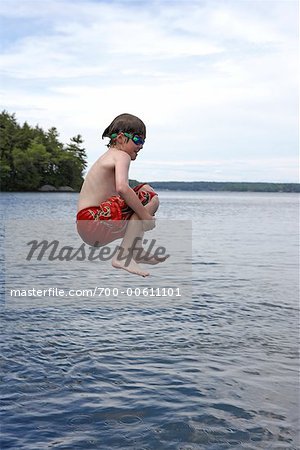 Jeune garçon plongeant dans le lac Rosseau, Muskoka, Ontario, Canada