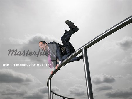 Homme d'affaires sautant dessus balustrade