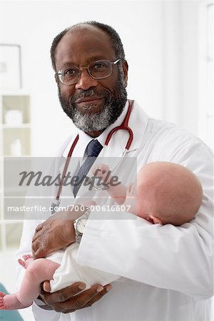 Porträt von Doctor Holding Neugeborenen