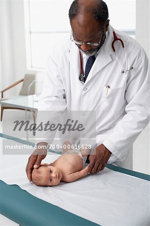 Médecin examinant nouveau-né