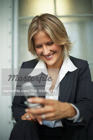 Femme d'affaires à l'aide de téléphone portable