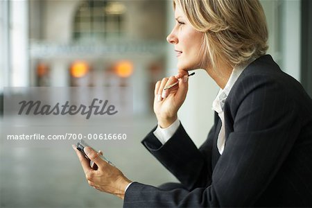 Femme d'affaires utilisant organiseur électronique