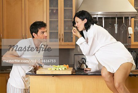 Couple de manger dans la cuisine