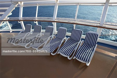 Liegestühle auf Kreuzfahrtschiff