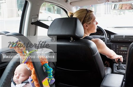 Mère et bébé en voiture