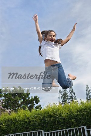 Mädchen auf Trampolin springen