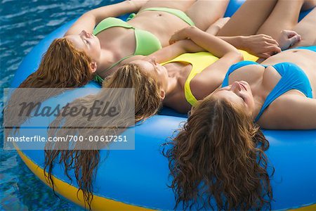 Femmes flottant dans la piscine