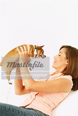 Frau küssen Hund