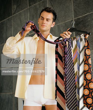 Homme choisissant cravate