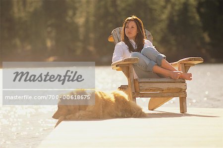 Porträt einer Frau und einem Hund Lounge an einem See