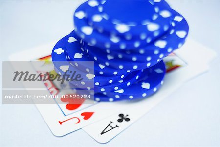Pokerchips auf Spielkarten