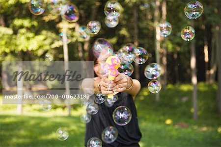 Adolescent au pistolet à bulles