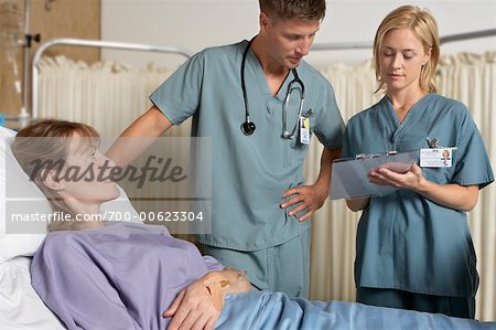 Ärzte mit Patienten im Krankenhaus