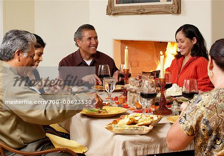 Familie am Thanksgiving-Dinner