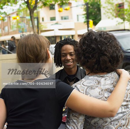 Trois adolescents dans un café de trottoir