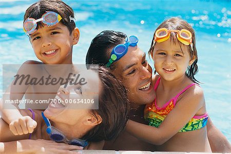 Famille en piscine