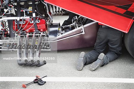 Mechaniker reparieren Drag Racer