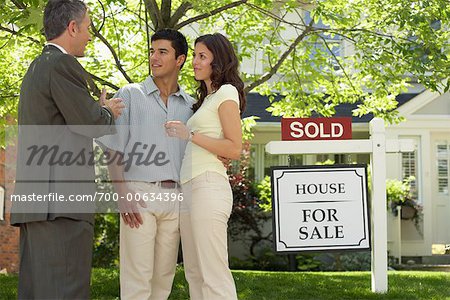 Couple avec agent immobilier