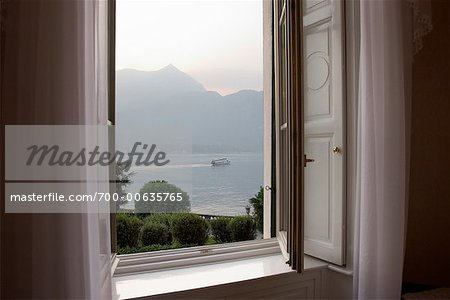 Regardant par la fenêtre au Grand Hôtel Villa Serbelloni, Bellagio, Italie
