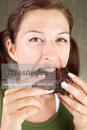 Femme manger un gâteau au chocolat