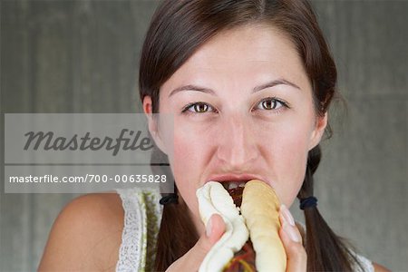 Porträt Frau Hotdog Essen