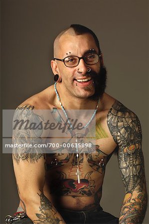 Portrait d'un homme tatoué